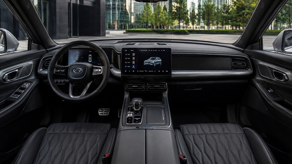 Салон GAC GS8 с цифровой приборной панелью, мультимедиа и центральной консолью